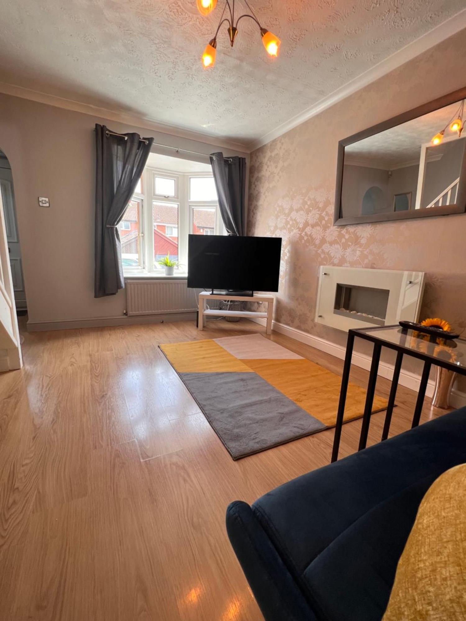 Contractors Or Family House - M1 Nottingham - Ikea Retail Park - Catkin Drive - 2 Bed Home With Driveway, Private Garden, Sleeps 4 - Tv'S In All Rooms Giltbrook المظهر الخارجي الصورة