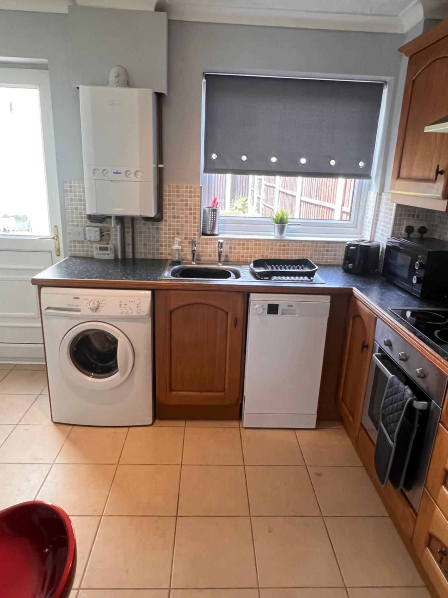 Contractors Or Family House - M1 Nottingham - Ikea Retail Park - Catkin Drive - 2 Bed Home With Driveway, Private Garden, Sleeps 4 - Tv'S In All Rooms Giltbrook المظهر الخارجي الصورة